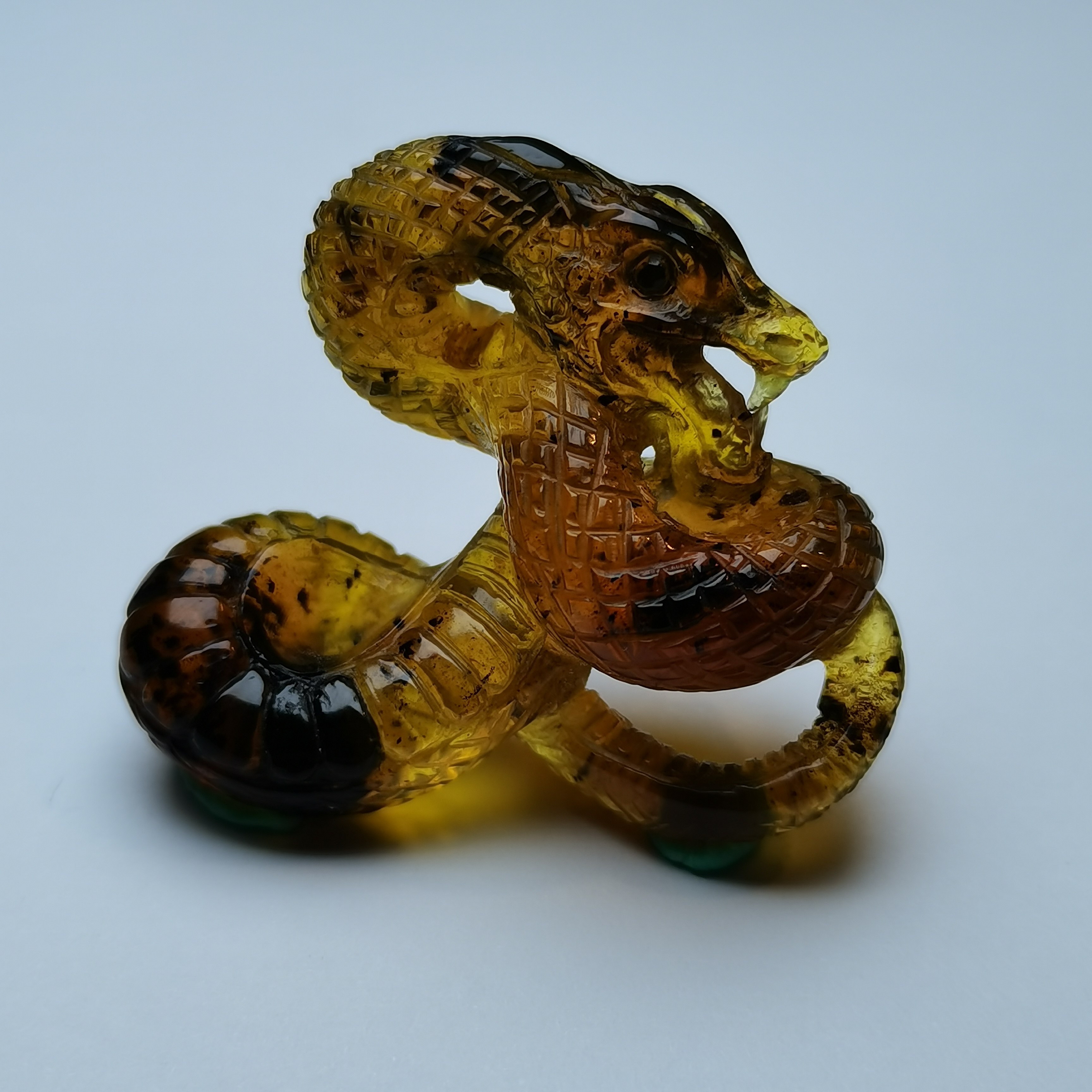 天然抚顺琥珀全手工雕件蛇吊坠摆件金珀飘花珀老料原石吊坠