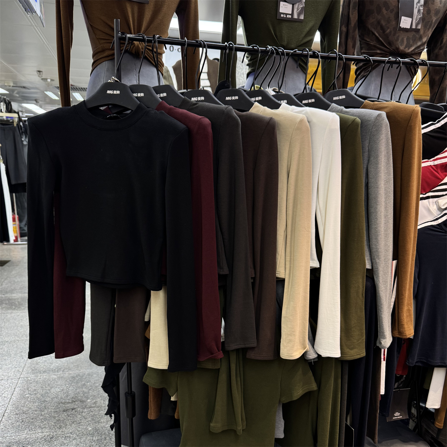 2025秋冬加绒加厚保暖短款纯色纯棉基础款百搭垫肩打底衫T恤上衣t