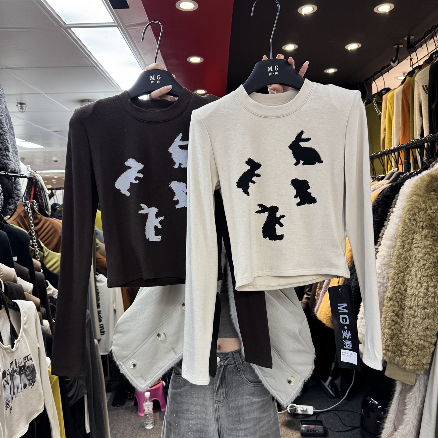 麦购MG2025秋冬加绒圆领兔子印花短款修身辣妹打底衫垫肩T恤上衣t