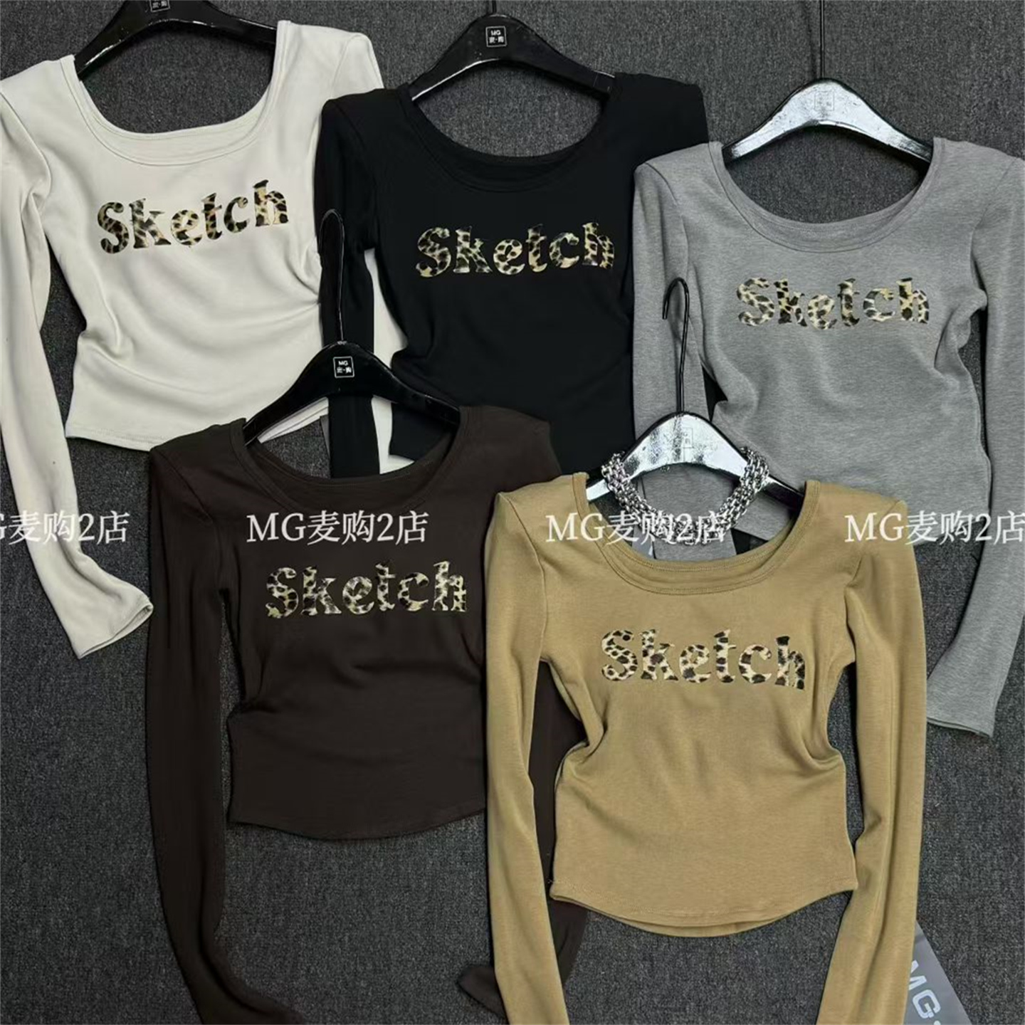 MG麦购长袖前后U领豹纹字母印花短款垫肩修身辣妹气质T恤打底上衣