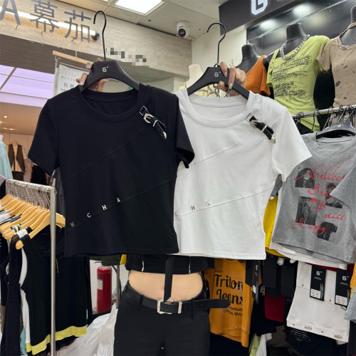 2026夏美式复古皮带扣装饰高级感白色正肩显瘦短款短袖辣妹T恤潮t