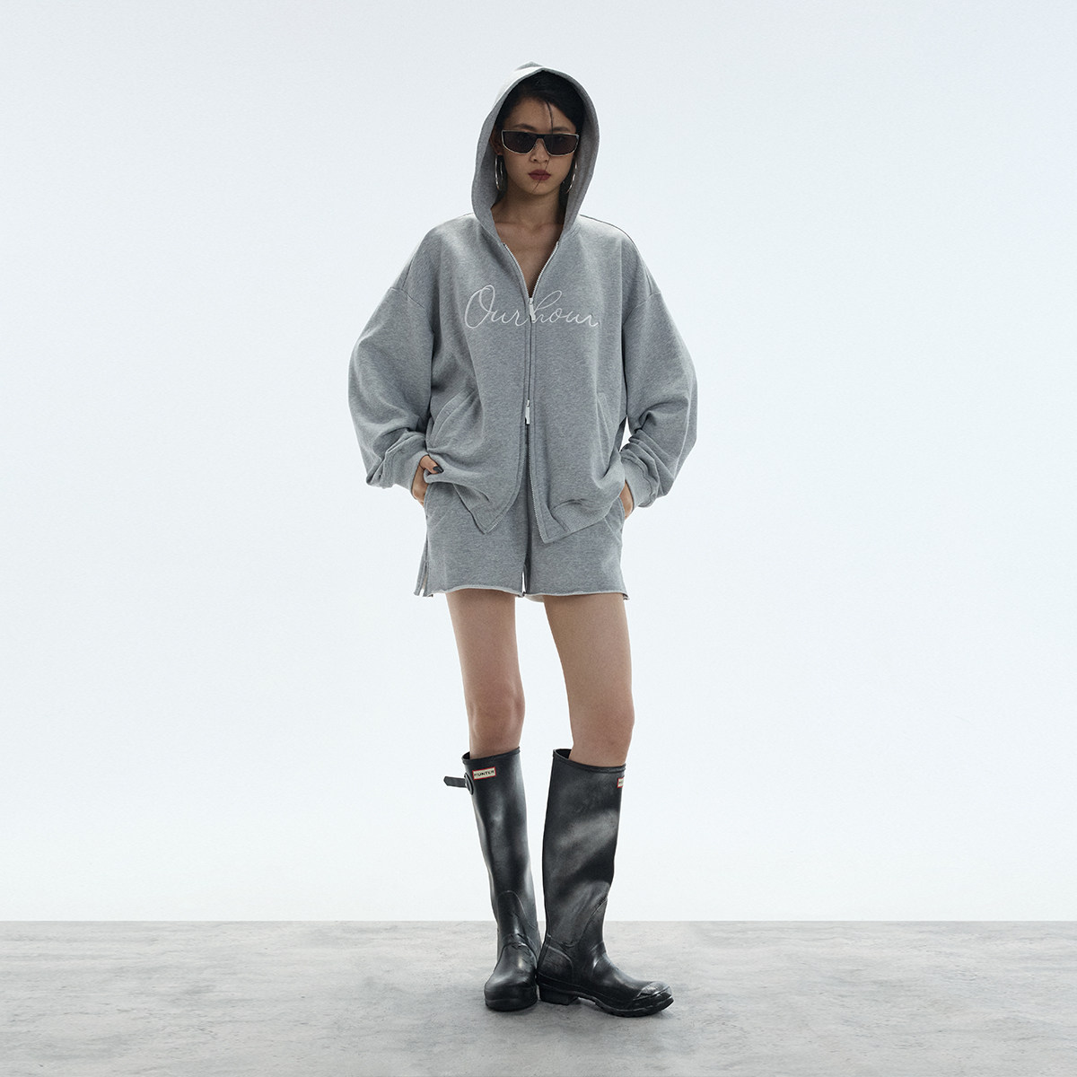 ourhour 巴黎灰 刺绣拉链连帽卫衣外套 两侧开衩毛边休闲短裤套装