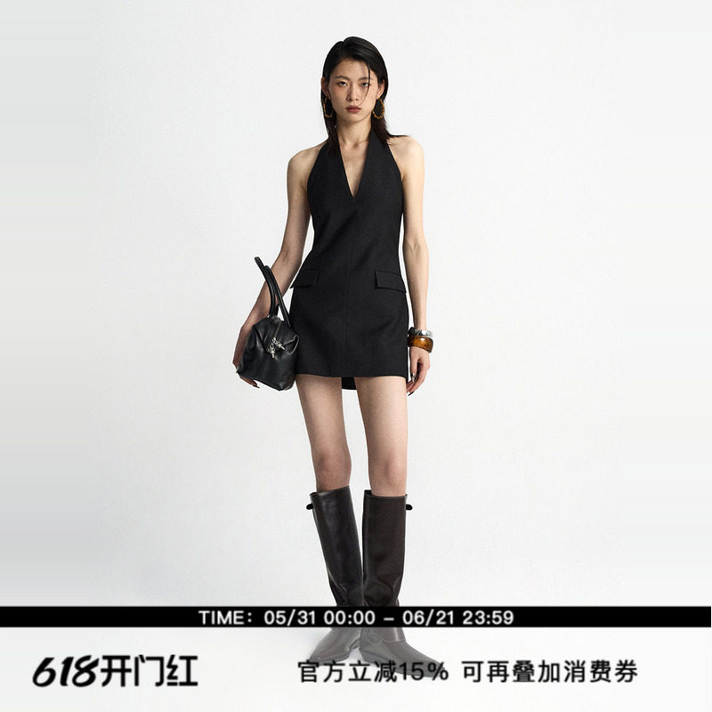 ourhour 袋盖装饰 黑色V领挂脖收腰露背连衣裙 女夏设计感西装裙