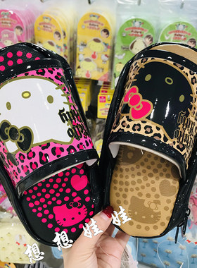 现货日本三丽鸥kitty黑皮豹纹拖鞋造型翻包化妆斜跨包收纳袋笔袋