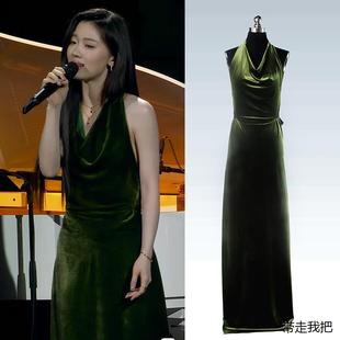 夏单依纯春晚同款墨绿色挂脖丝绒连衣裙女2025春季复古无袖长裙礼