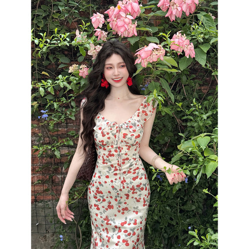 诗诗不emo【莓果甜诗】气质设计感法式复古显瘦收腰微包臀连衣裙