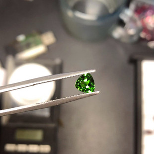 展鹏宝石天然俄罗斯绿 铬透辉石 6*6mm三角形净度vvs彩色裸石