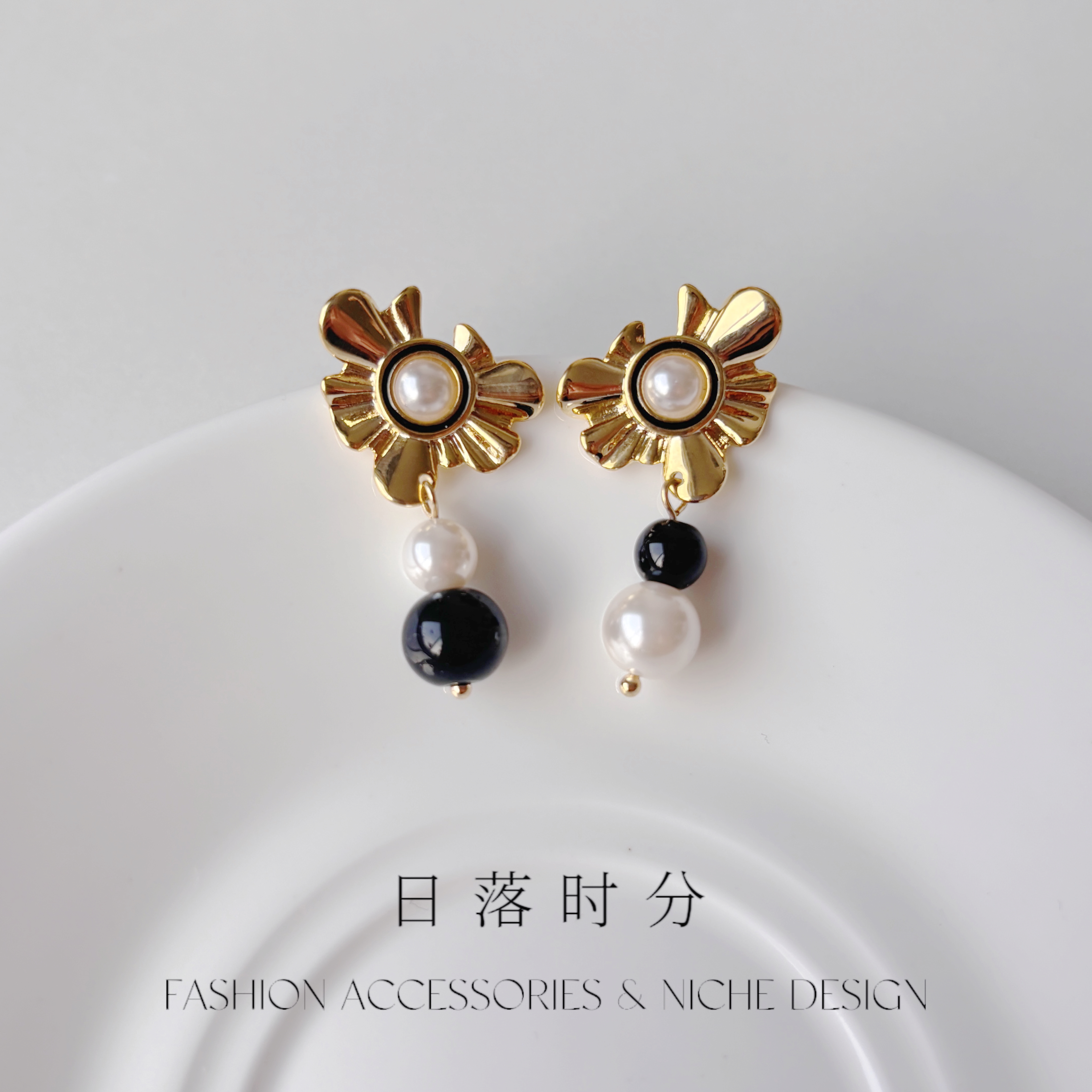 【黑夜华尔兹】金属花朵珍珠撞色不对称耳环复古无耳洞蚊香盘耳夹
