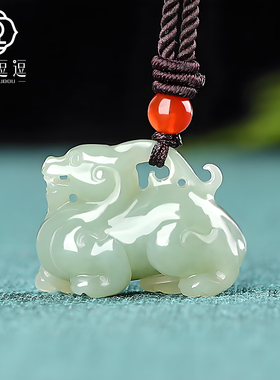 和田玉青玉立体霸王貔貅吊坠