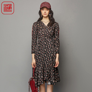 渔女装裙子2023新款夏秋季碎印花V领长款系带长袖连衣裙FGFC0017