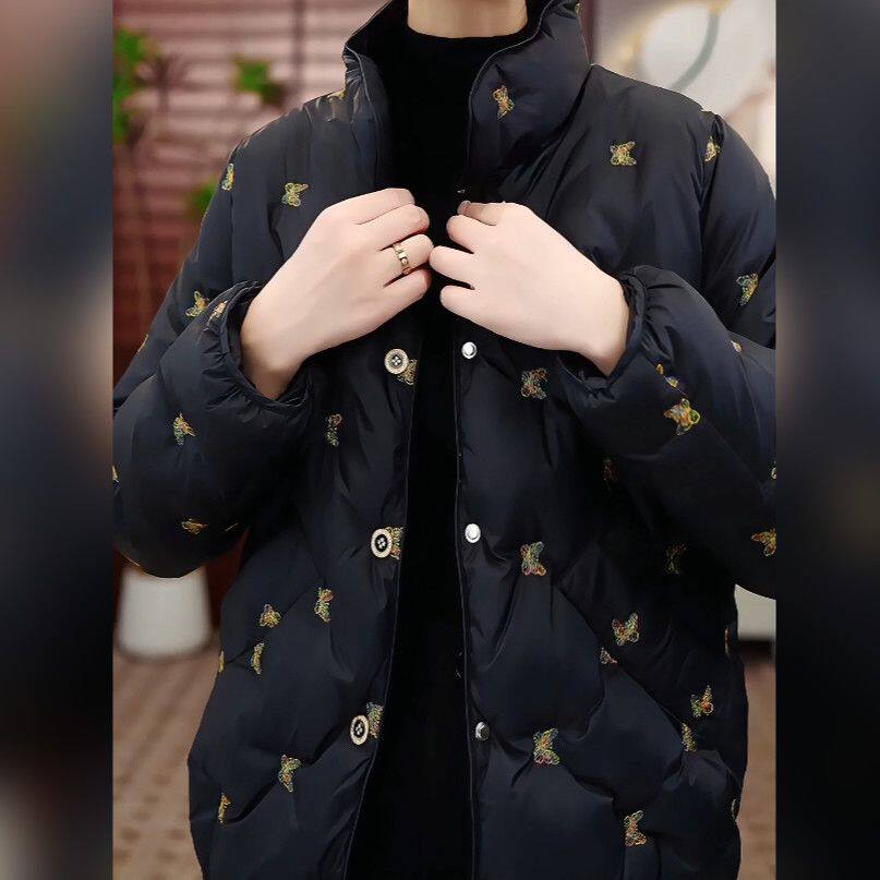 妈妈羽绒服短款黑金蝴蝶刺绣冬季加厚防寒服中年妇女宽松显瘦外套