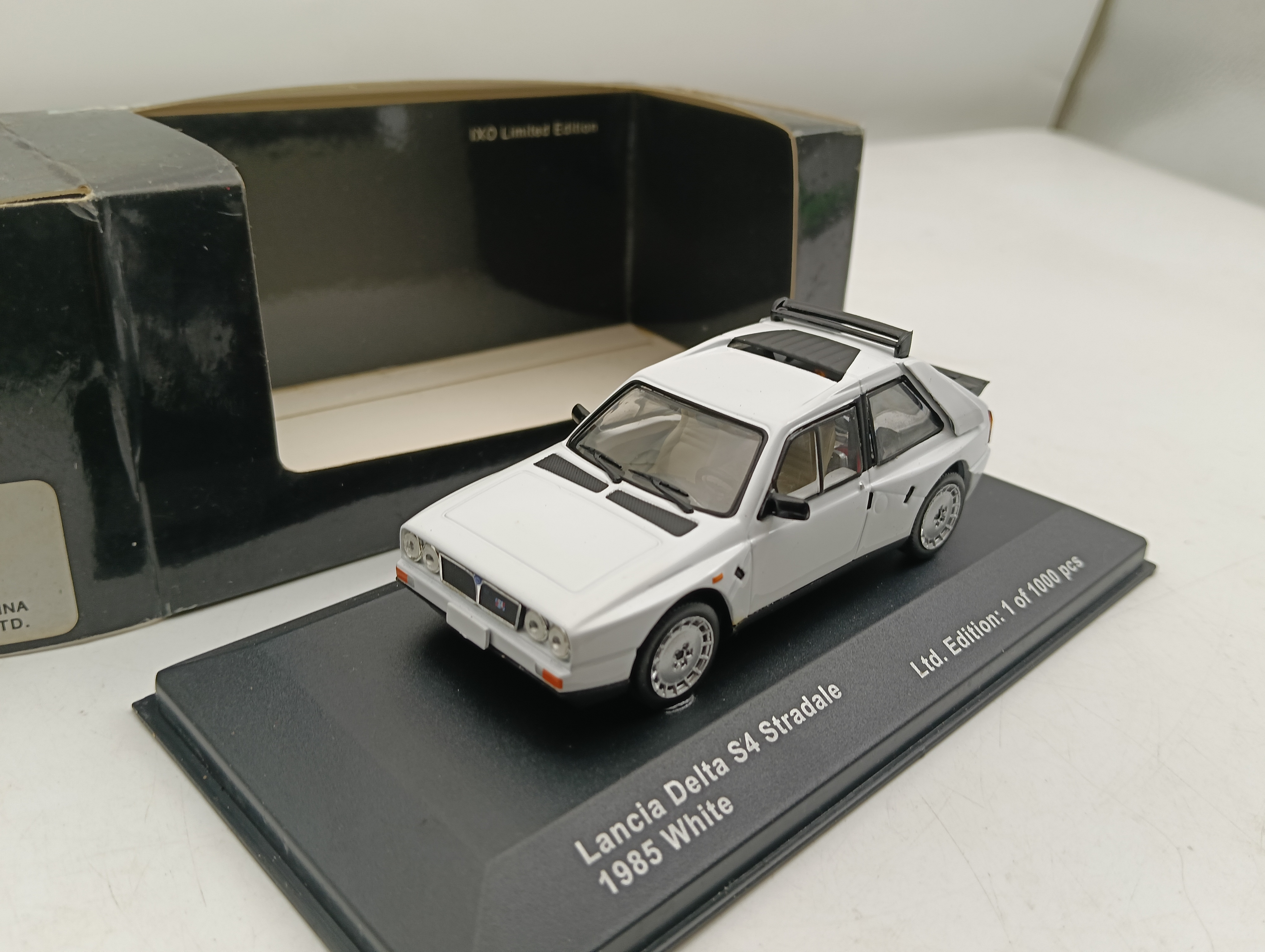 1/43合金模型车1985款兰西亚灰色