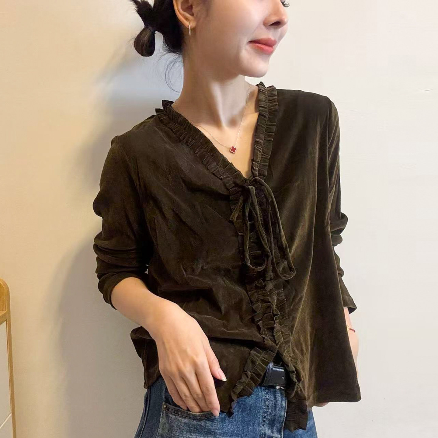 木耳边V领系带金丝绒衬衫女欧货