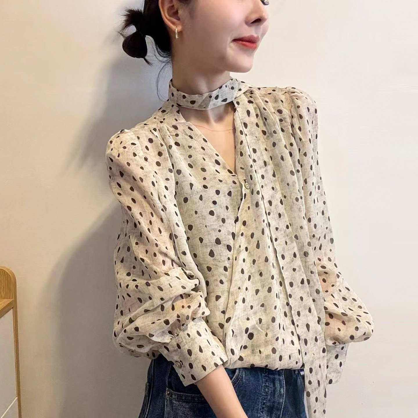 复古飘带V领波点衬衫女欧洲站2026早秋新款欧货女装时尚洋气上衣