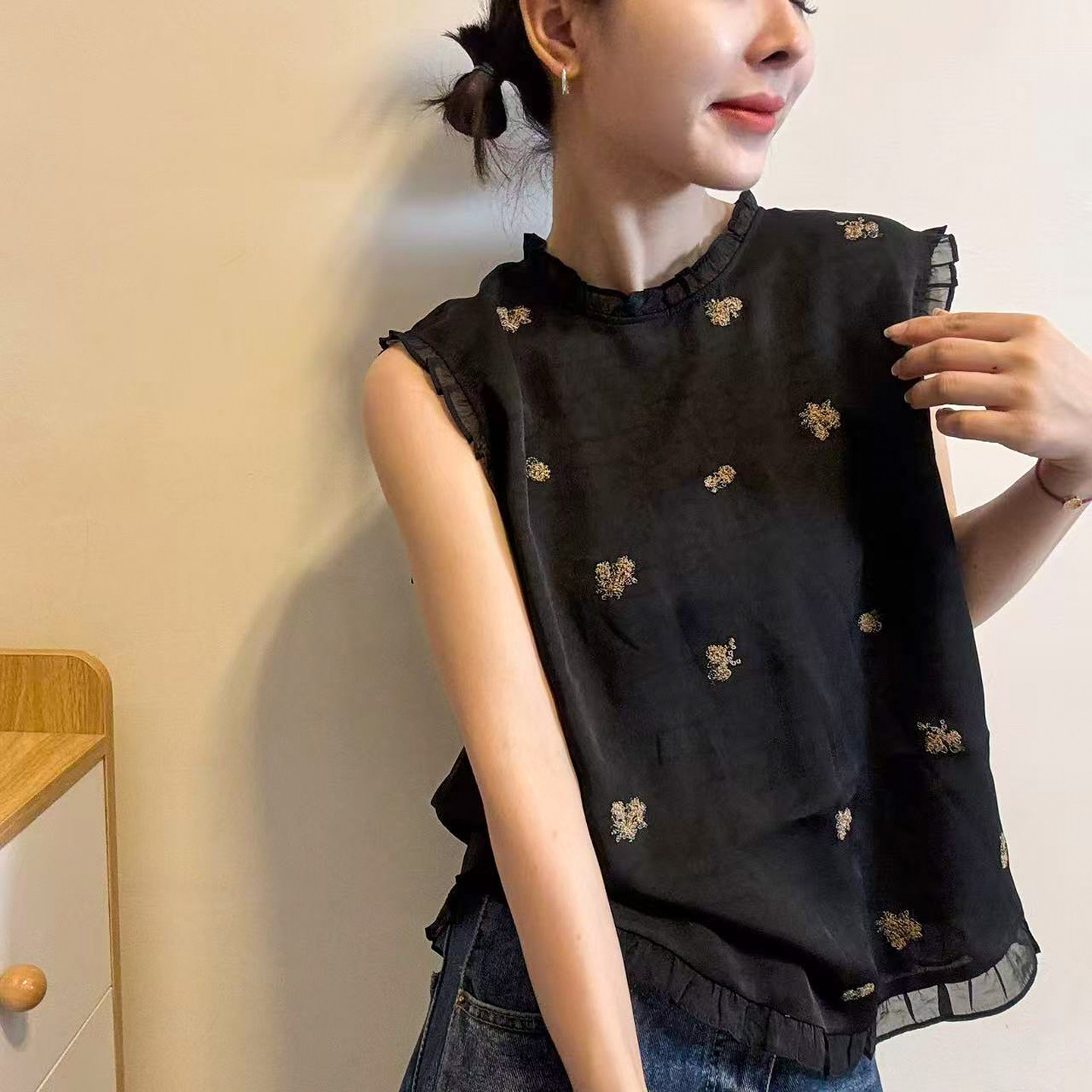 木耳边网纱刺绣无袖衬衫女欧洲站