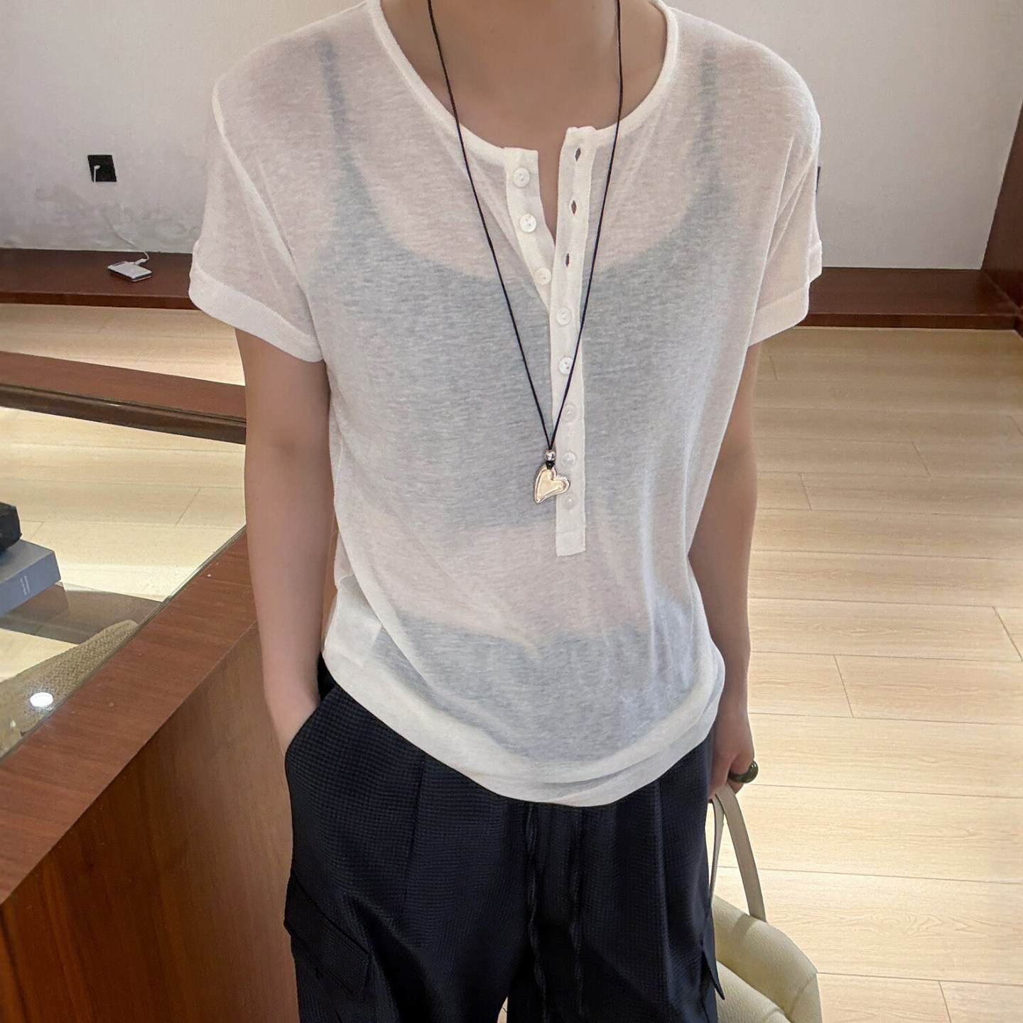 纽扣设计剪刀领面膜T恤女欧洲站