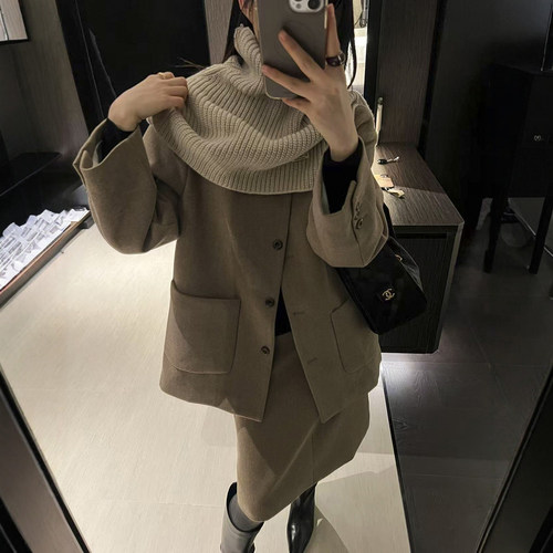 配围脖西装羽绒服半身裙两件套装