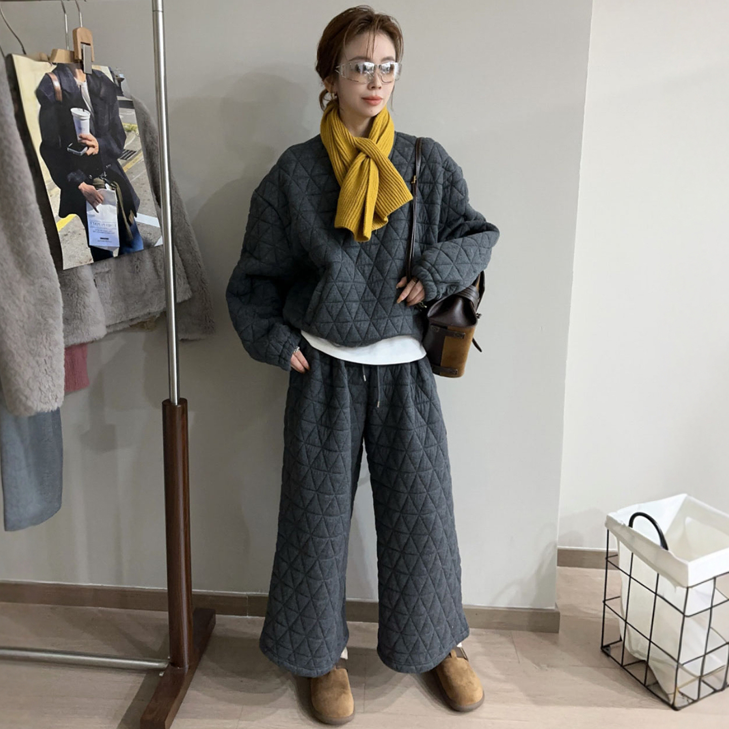 配围巾加绒卫衣休闲裤子三件套装