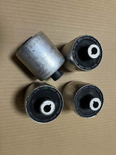 4系418iF33弯臂拉杆胶