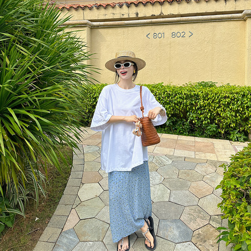 白色大版T恤蓝色碎花半身裙