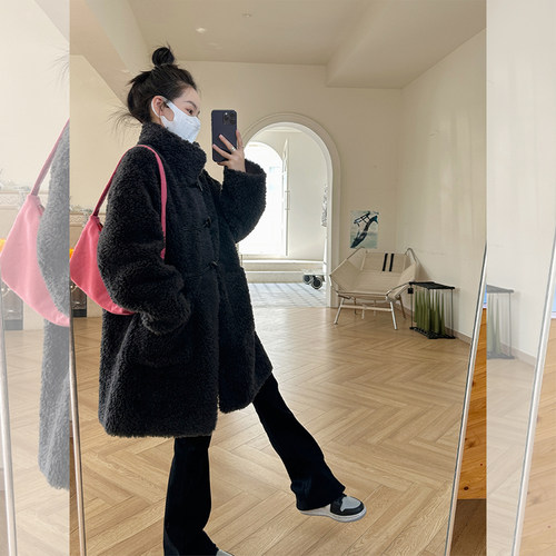 金苏一牛角扣毛毛外套