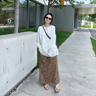 白色花边长袖T恤豹纹半身裙