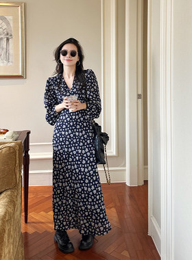 金苏一藏蓝色碎花连衣裙女2026春秋韩版收腰显瘦长裙chic长袖裙子