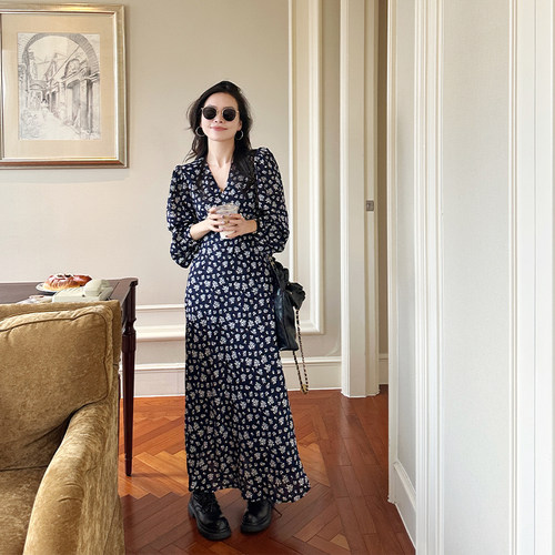 金苏一藏蓝色碎花连衣裙女2026春秋韩版收腰显瘦长裙chic长袖裙子