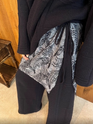 现货 韩系设计感刺绣一片式屁帘女新款时尚复古叠穿系带四季可搭