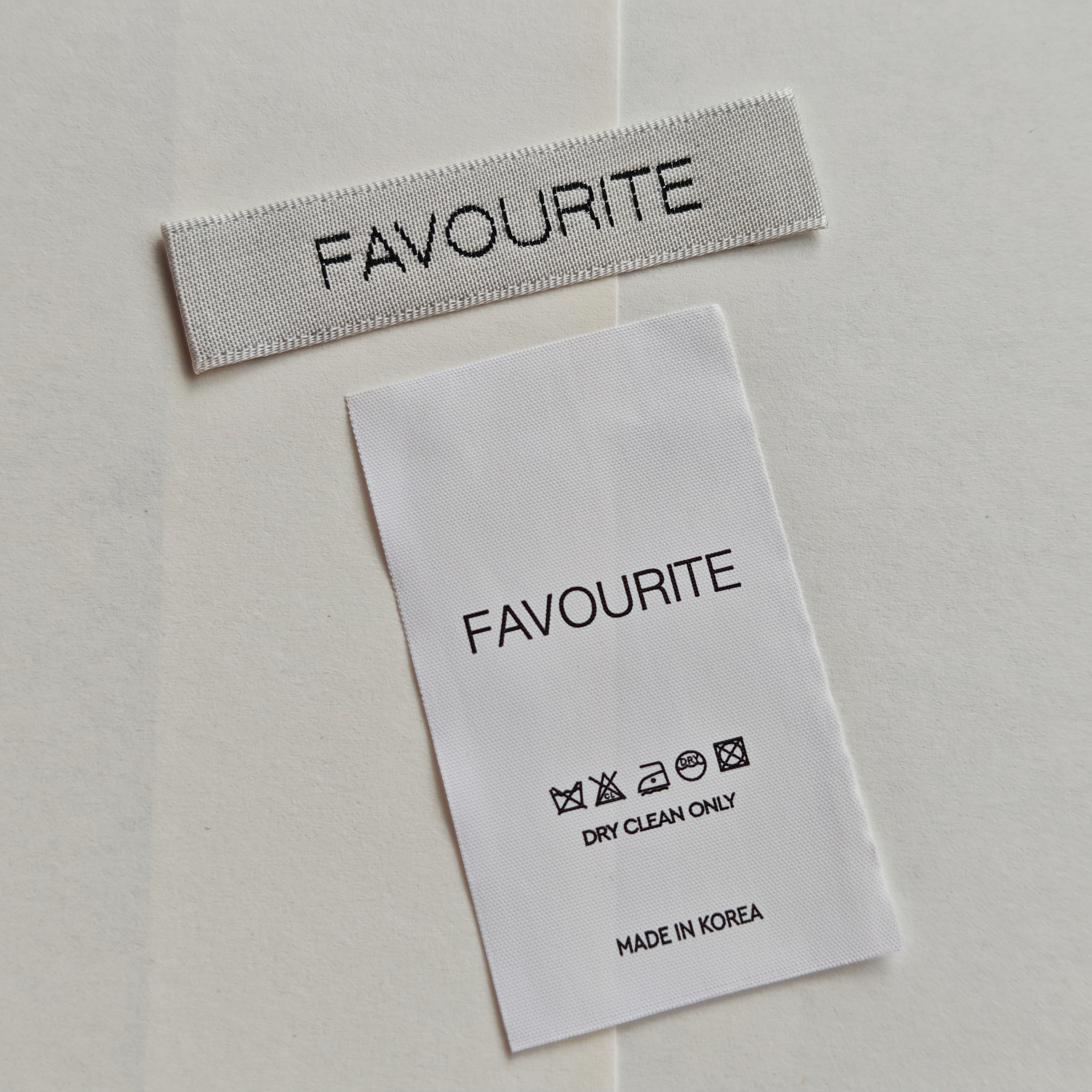 FAVOURITE韩国领标洗水标现货 木梭机缎面织唛柔软侧标签定制设计
