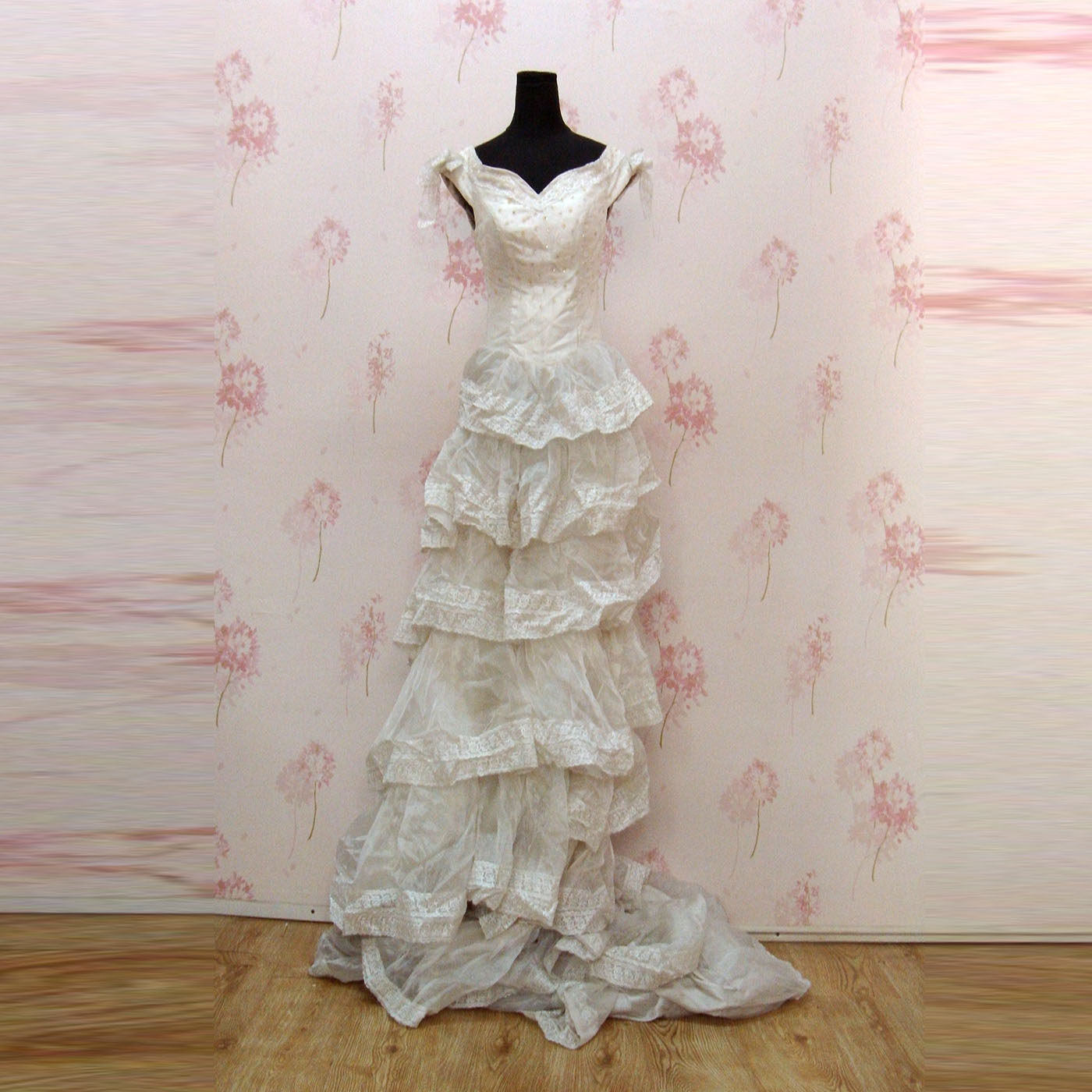 7成新乳白色双肩绑带珠片绣新娘蛋糕裙甜美拖尾外景室内婚纱kp021