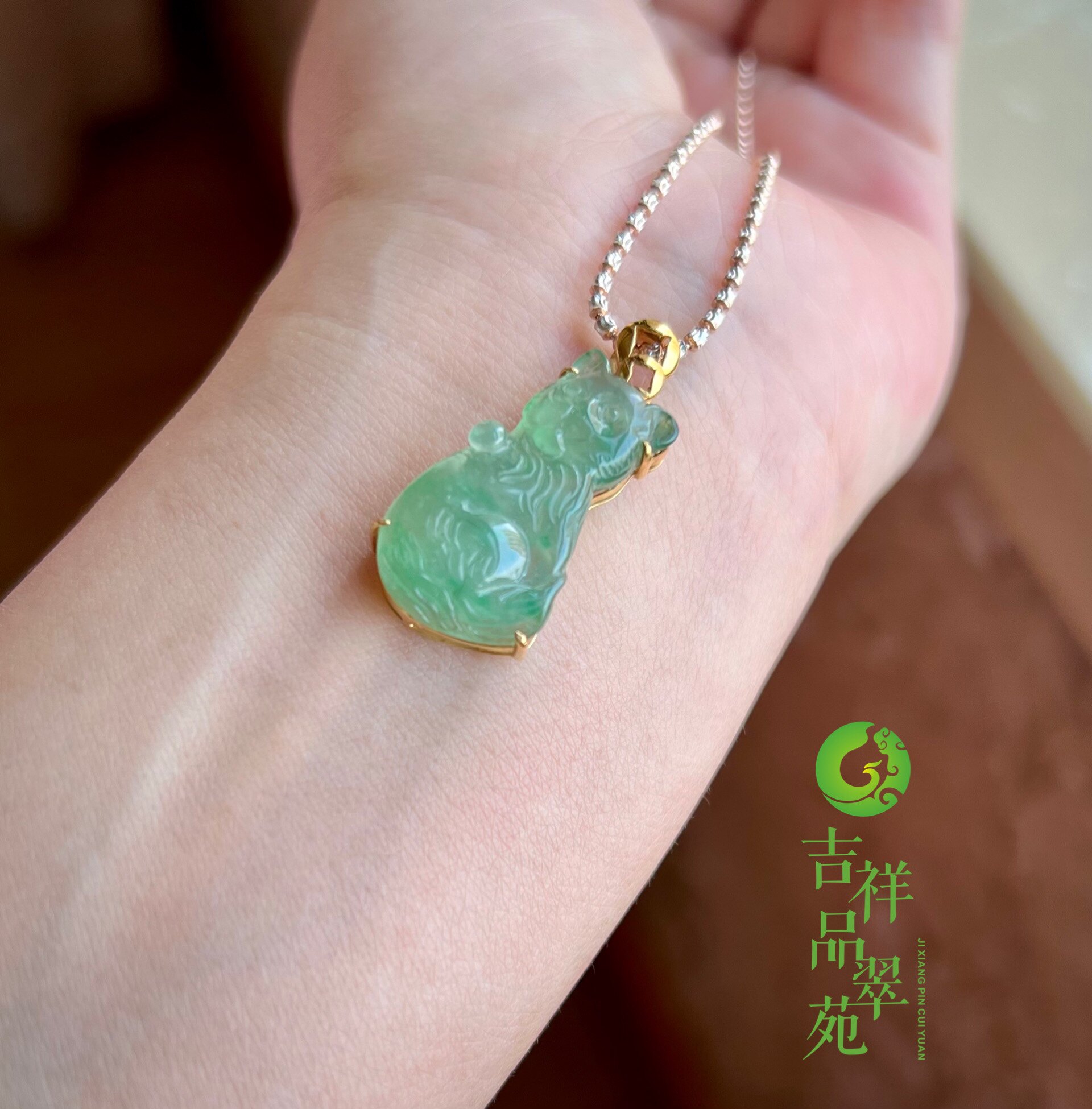 缅甸天然翡翠A货冰种起胶湖水绿招财猫18K金镶嵌吊坠玉石猫挂件