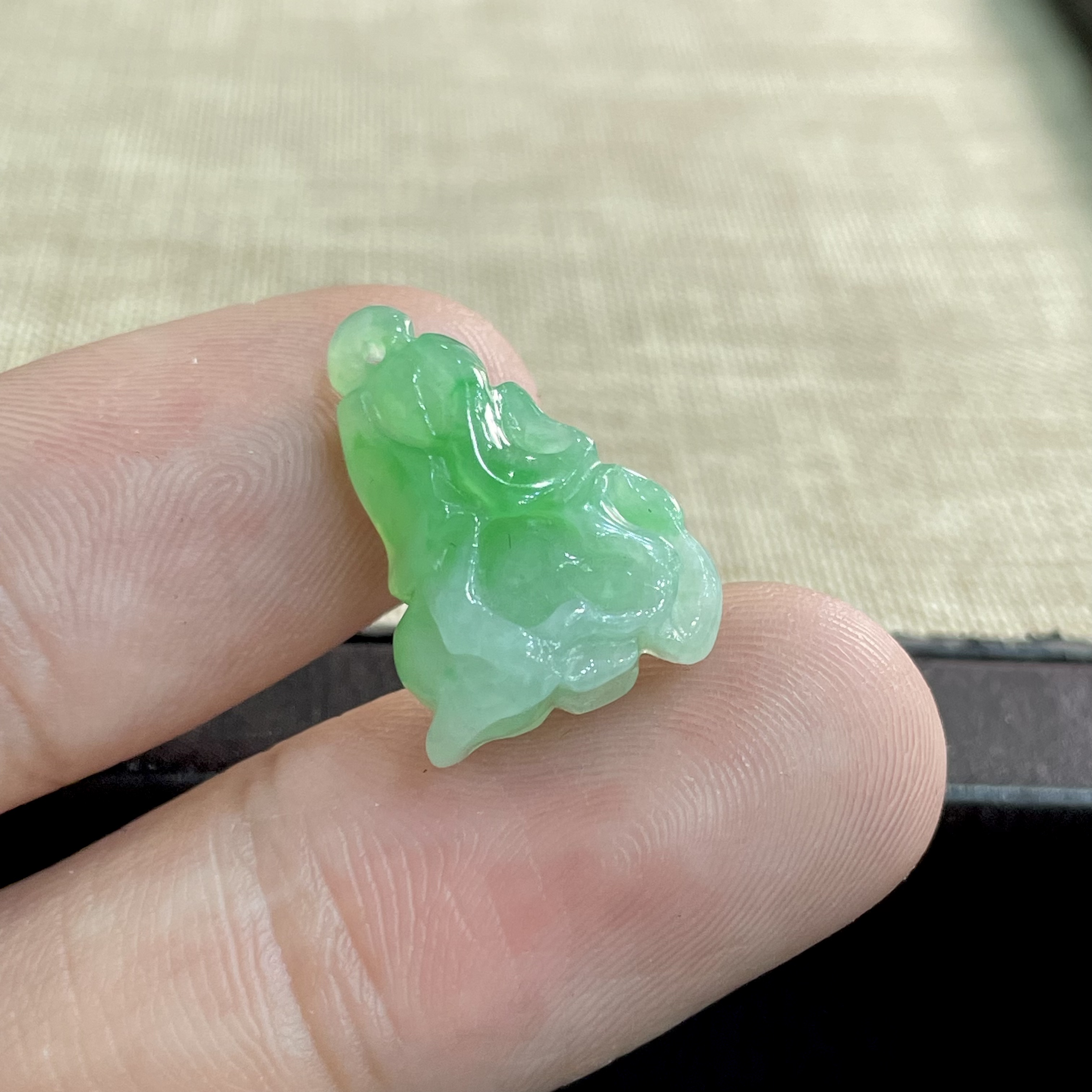 缅甸天然翡翠A货冰细糯种阳绿