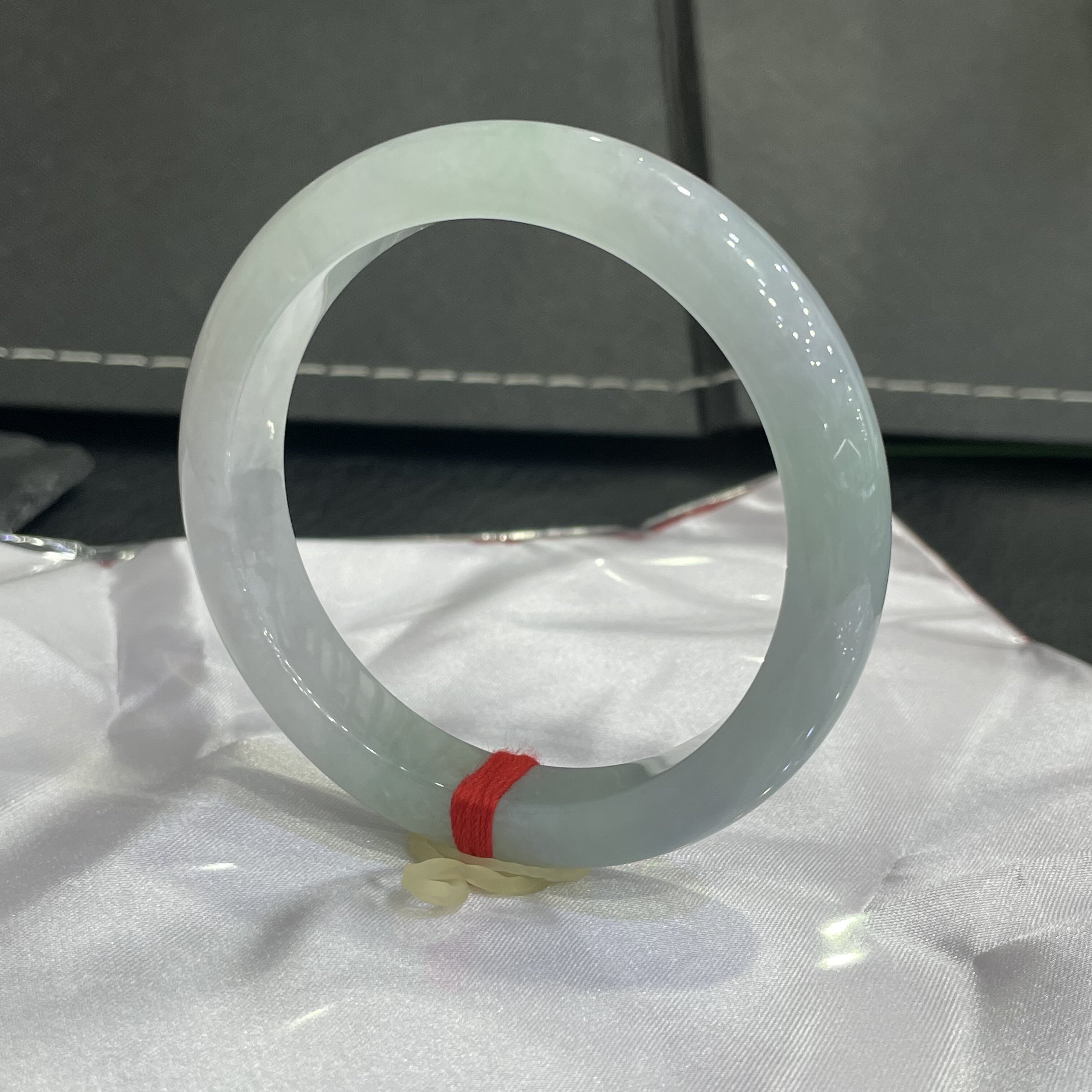 缅甸天然翡翠A货冰细糯种底色淡春带彩翡翠正圈56圈口手镯无纹裂