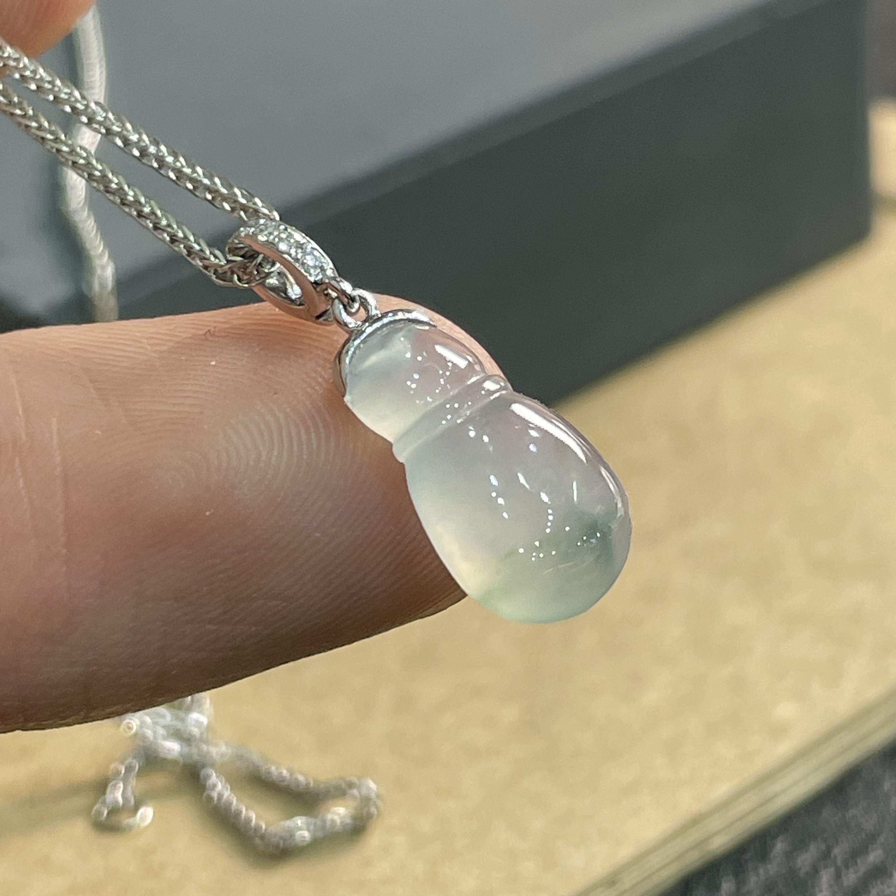 翡翠A货冰种飘花18K金钻吊坠