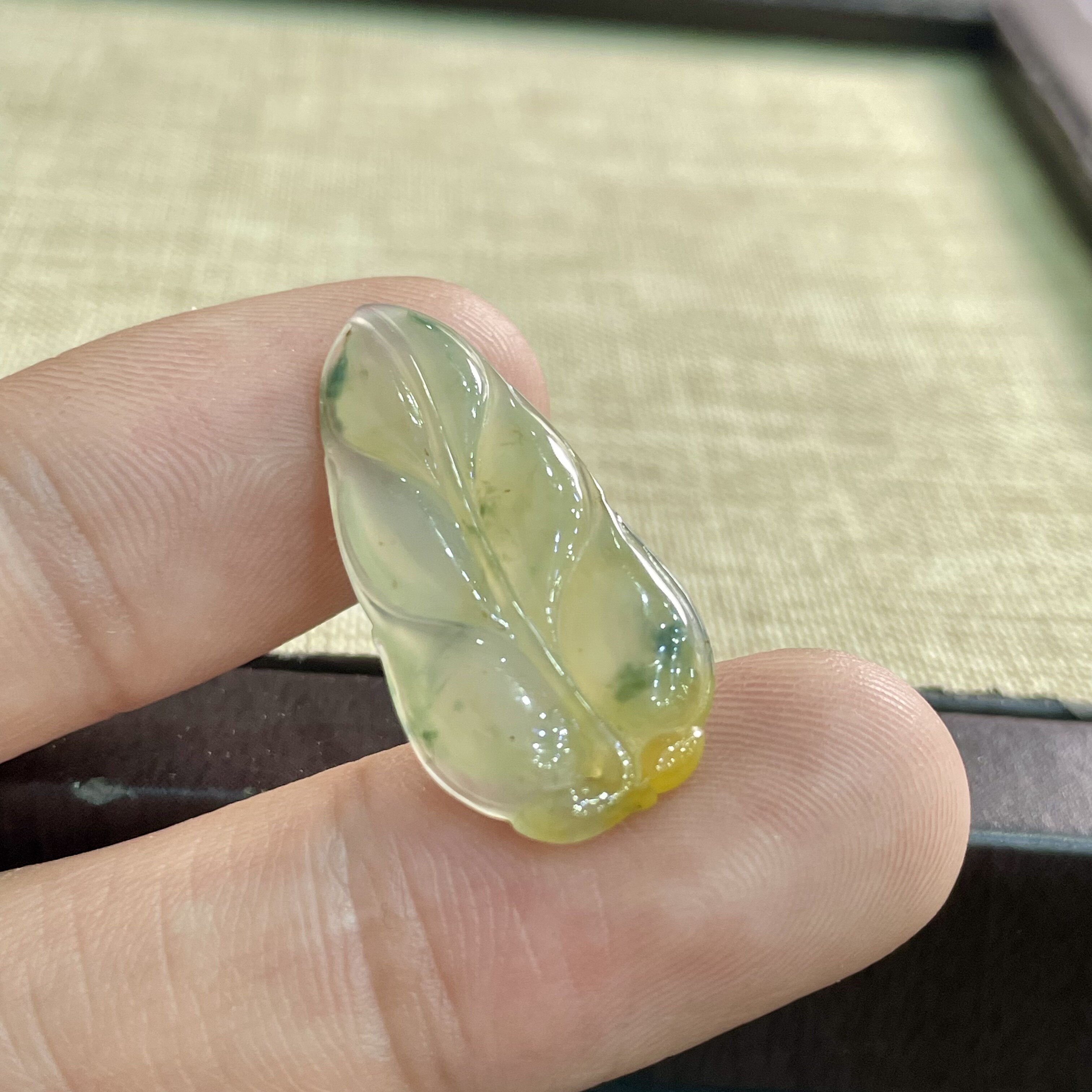 缅甸天然翡翠A货冰种起胶吊坠