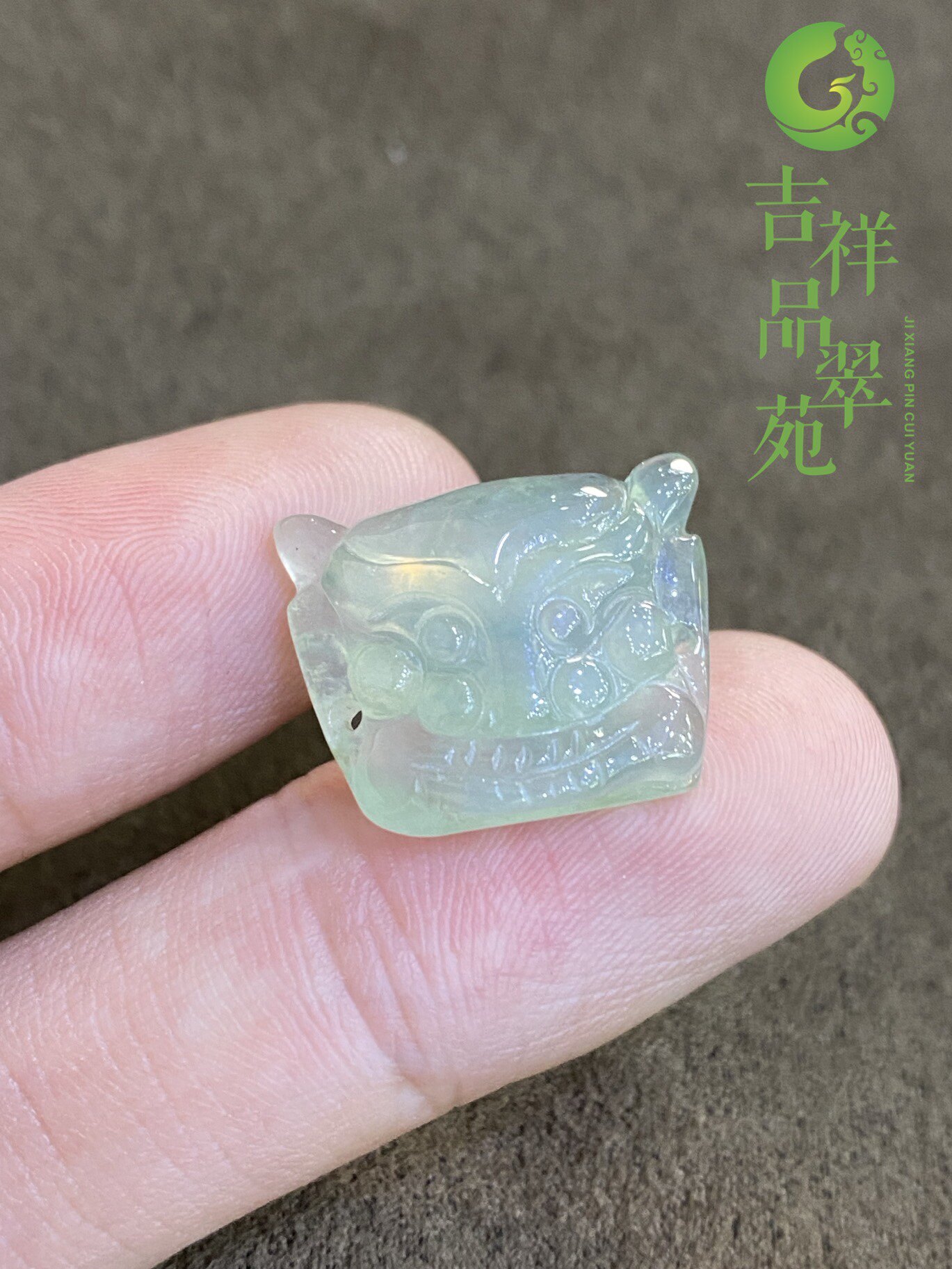 天然翡翠木那晴绿底兽面手牌