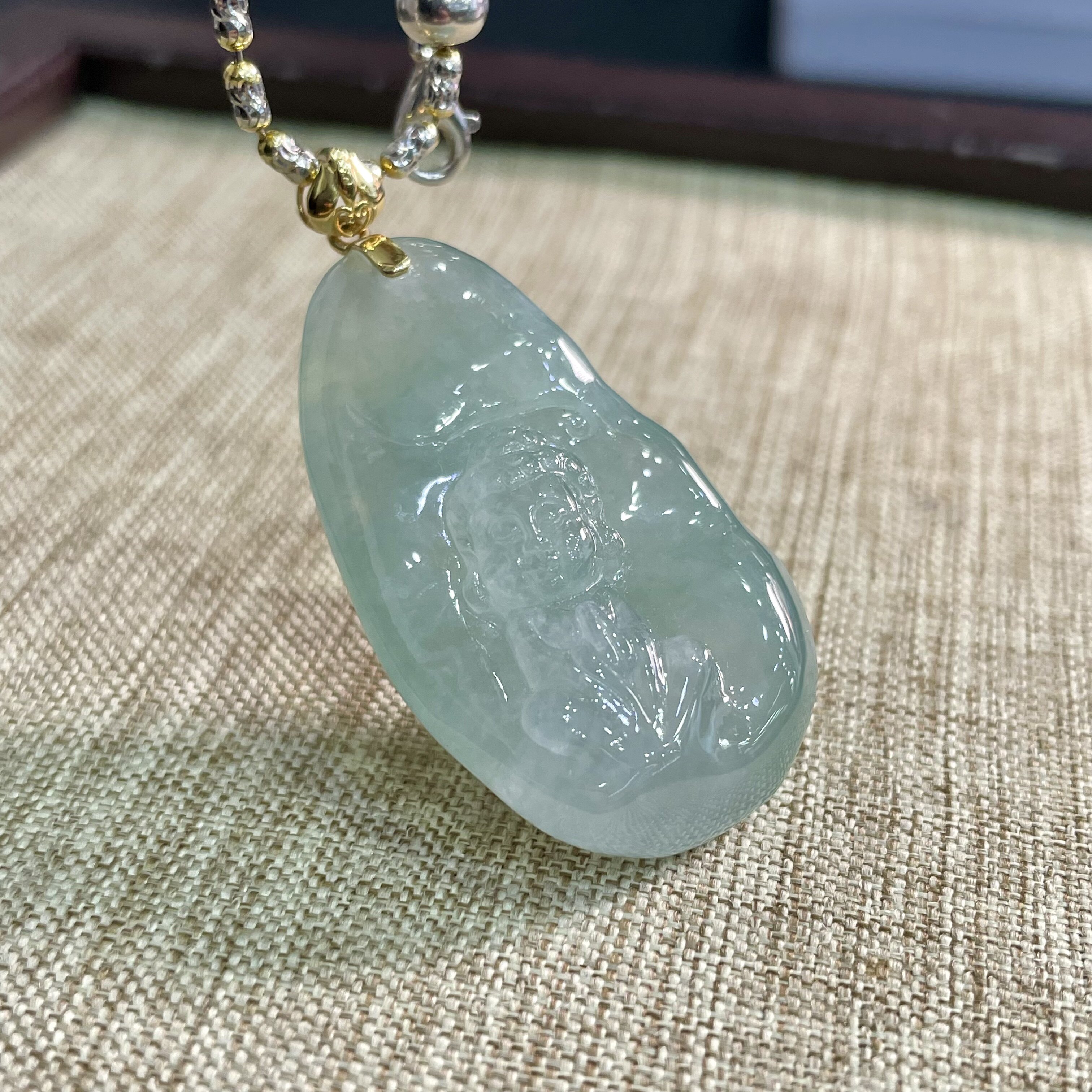 缅甸A货冰种起胶感翡翠观音吊坠