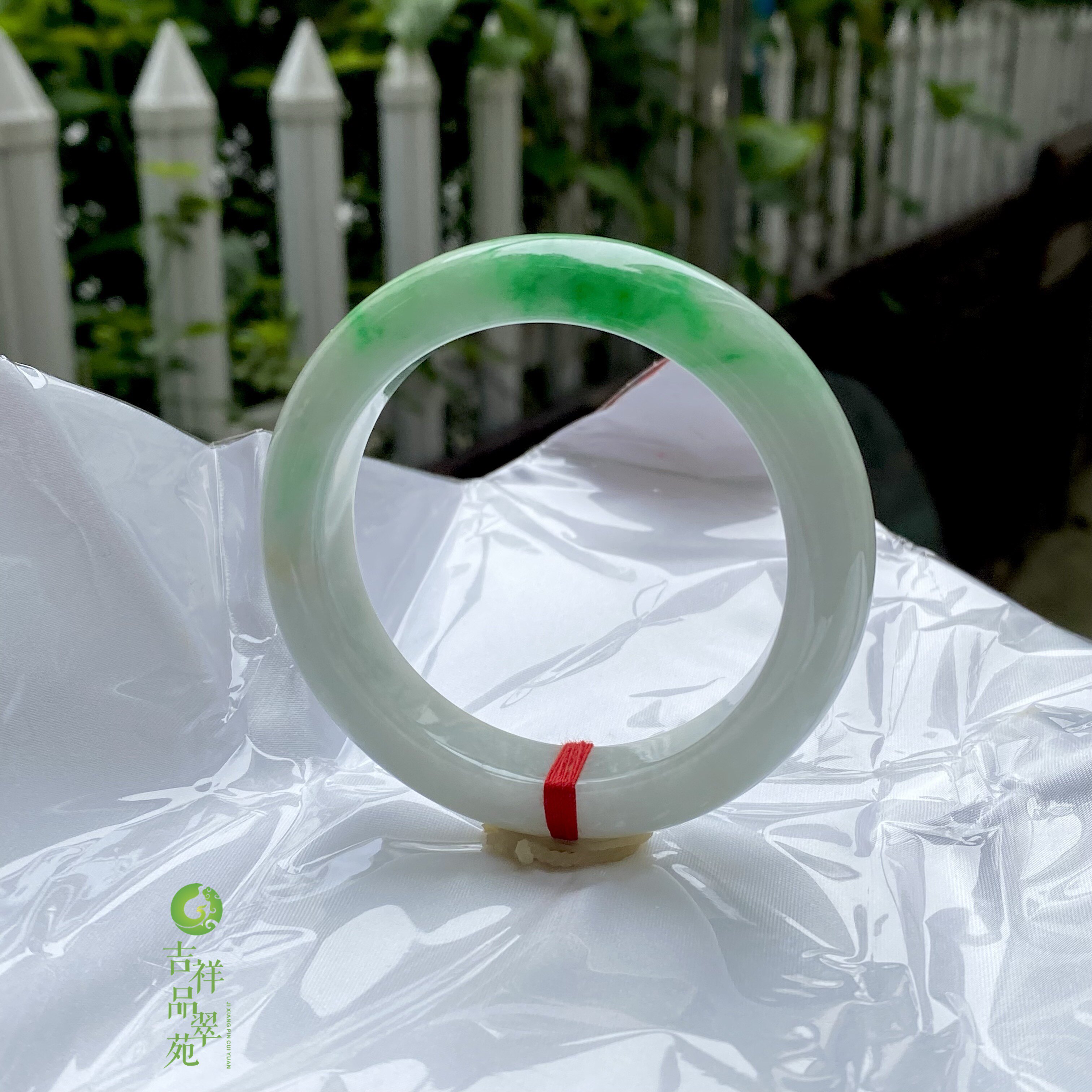 带阳绿精品A货天然翡翠手镯糯种