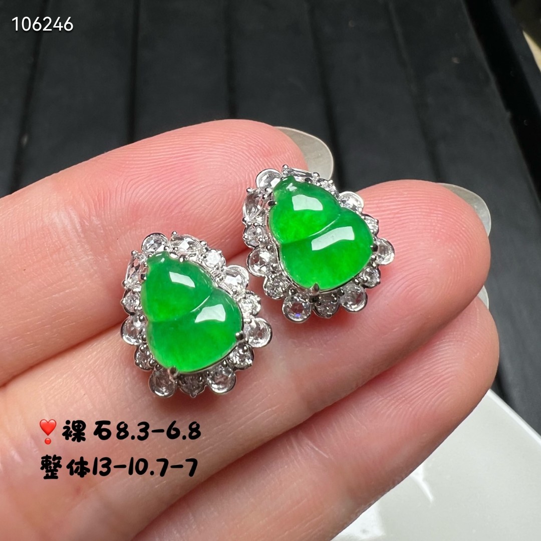 18k金钻石镶嵌冰种起光阳绿翡缅甸翡翠