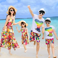 Родительская установка семьи из трех отцов и сына, отца и сына, каникул, отдыха на пляже Санья, летняя мать и сын Матери и дочь платье