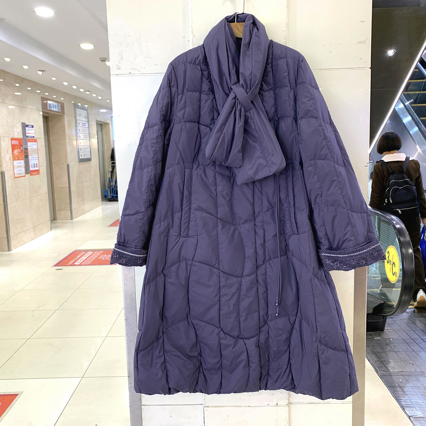 H-5282 刺绣刺绣V领流苏盘扣围脖款高腰A字长款羽绒服欧货冬装女