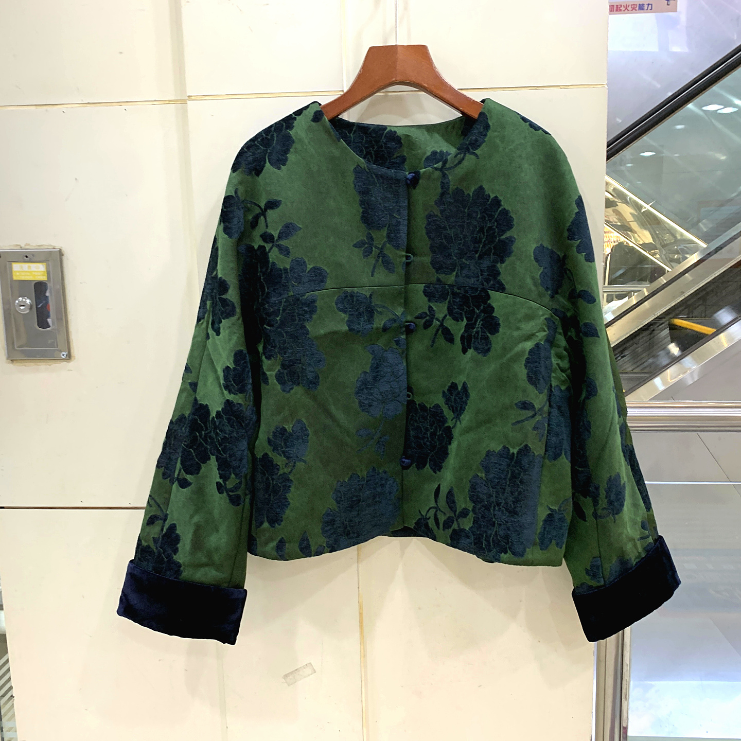 86965 时尚单排扣雪尼尔植绒提花圆领高端夹棉洋气短外套棉服秋冬