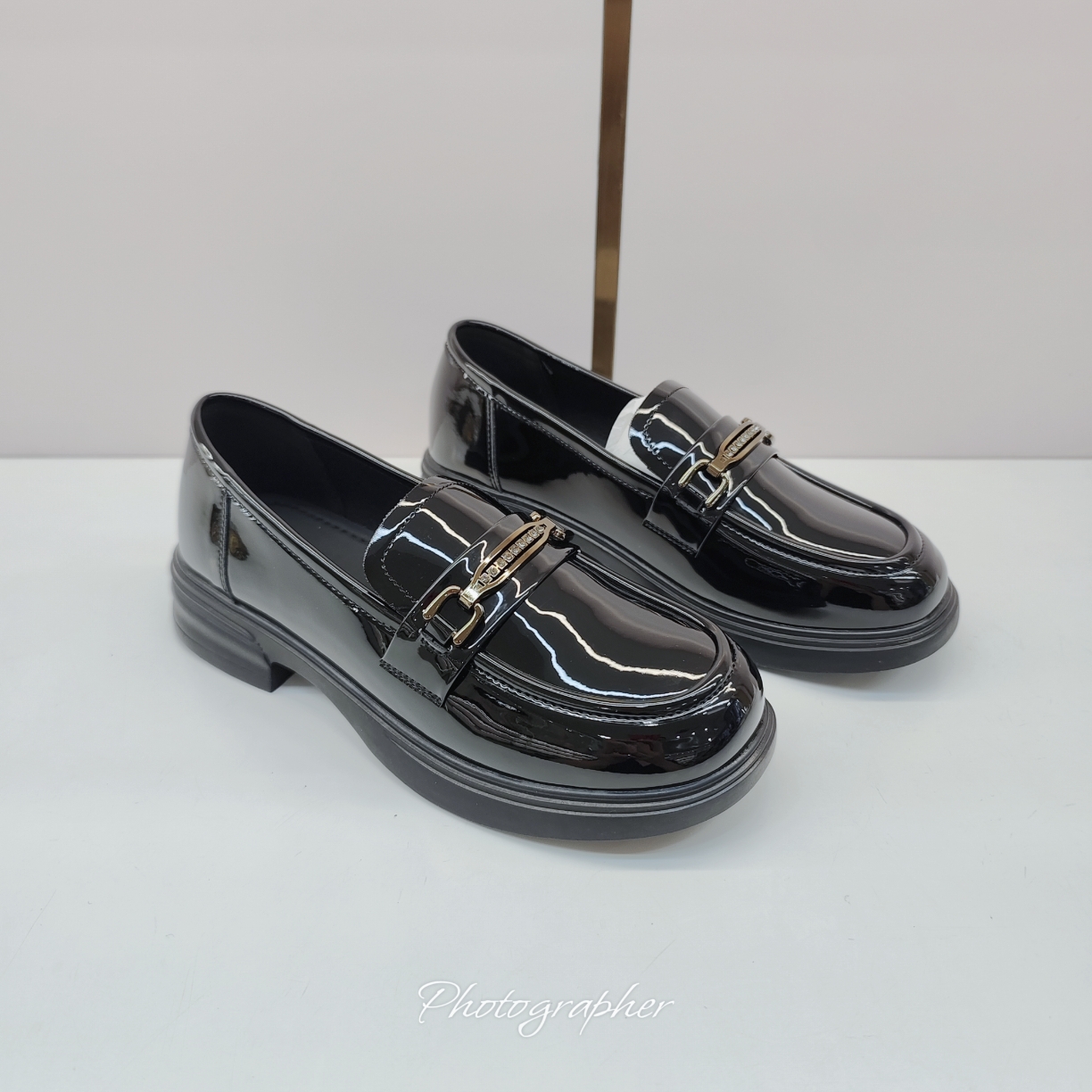 2025秋季新款实体店女鞋8302平底乐福鞋亮皮圆头低跟舒适软底百搭