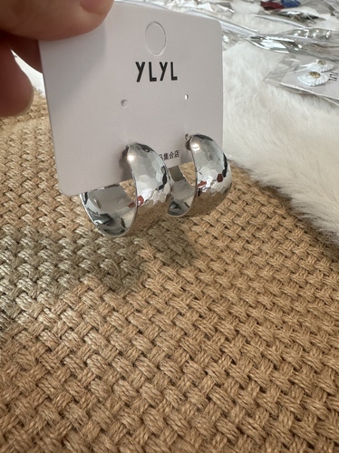 谁戴谁时髦！宽版高级冷淡耳环 银色显白又百搭 闭眼入
