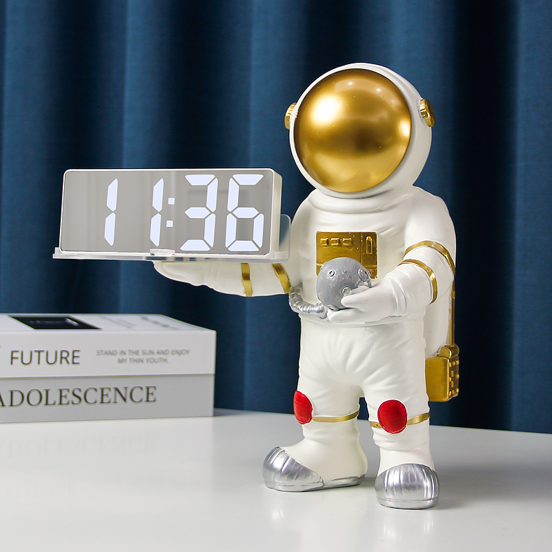宇航员摆件座钟北欧轻奢创意办公室酒柜装饰品现代太空人闹钟时钟