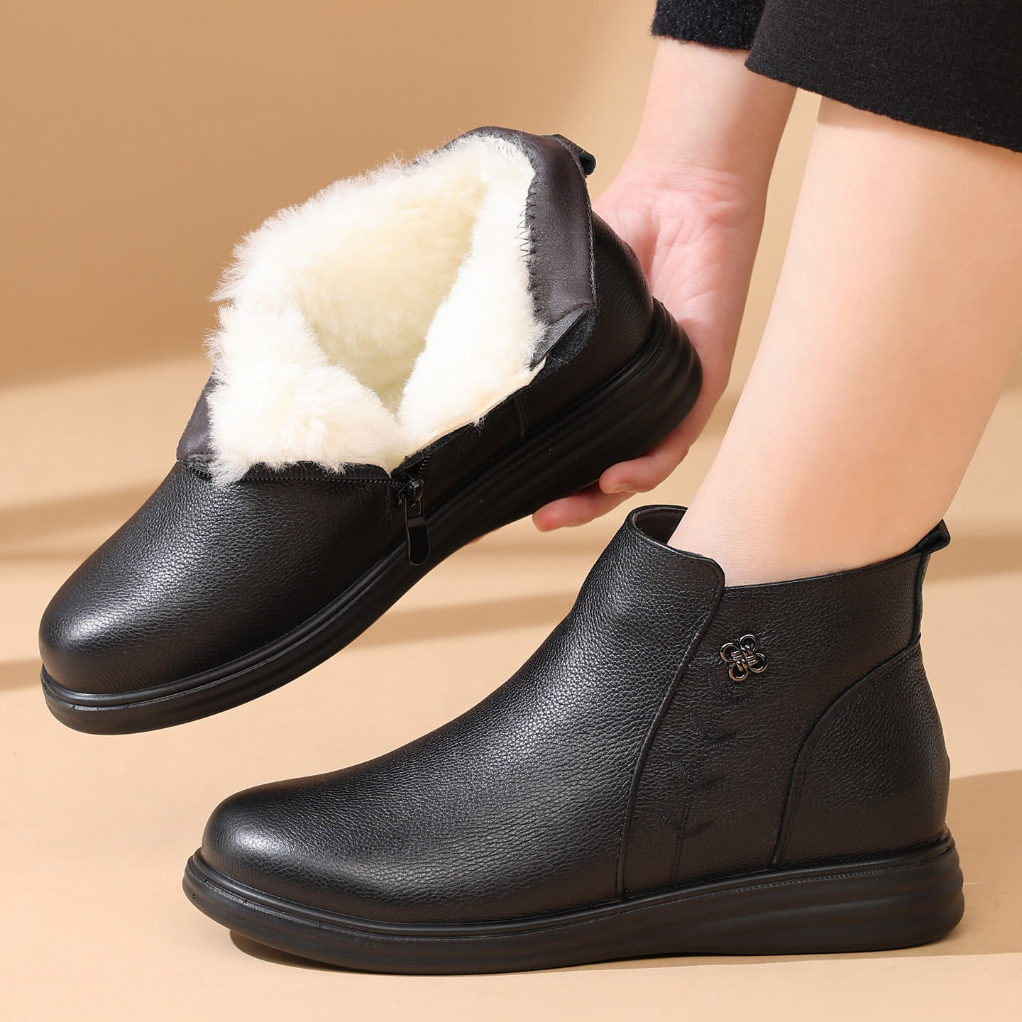 中年妈妈羊毛棉皮鞋轻便平跟软面牛皮短靴41特大号宽脚圆头女鞋42