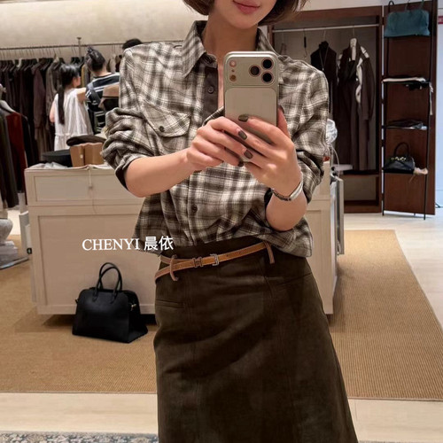晨依 CHEN YI-秋上新简约通勤撞色格纹百搭宽松衬衫E5092