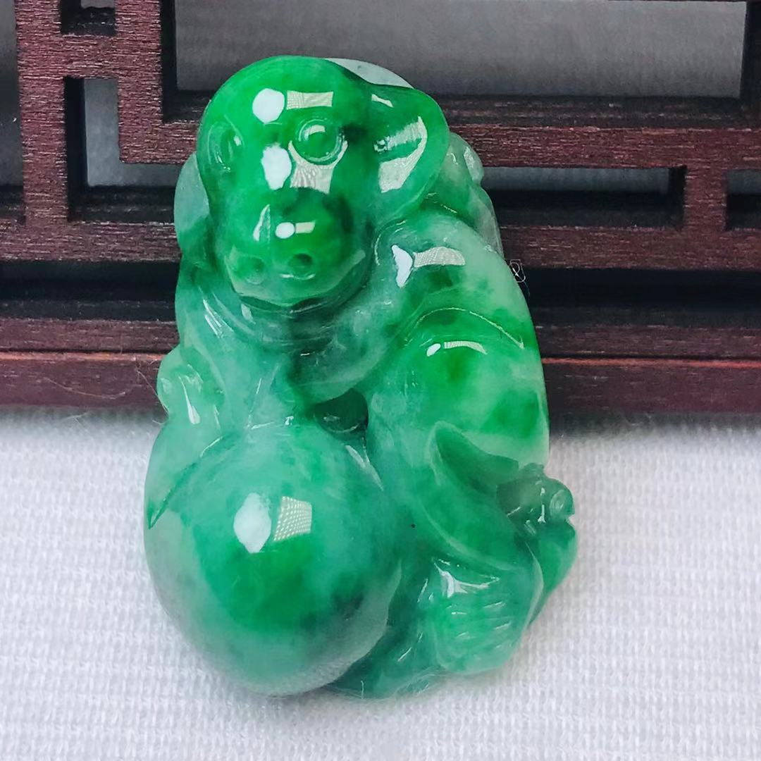 天然A货翡翠挂件 阳绿满色起光巧雕猴子玉坠 生肖猴玉器吊坠00599