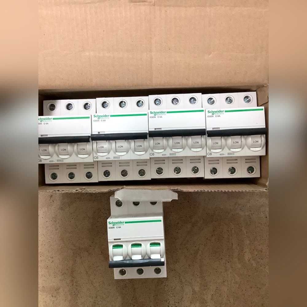 施耐德空气开关IC65N 3P C6A A9F18306 数 议价